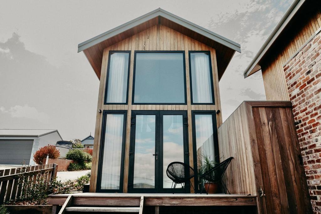 a house with a window on the side of it at View Street Studios - Tallerack in Albany