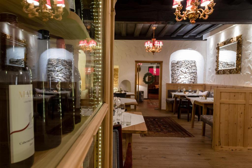 Reštaurácia alebo iné gastronomické zariadenie v ubytovaní Hotel Fahrnberger