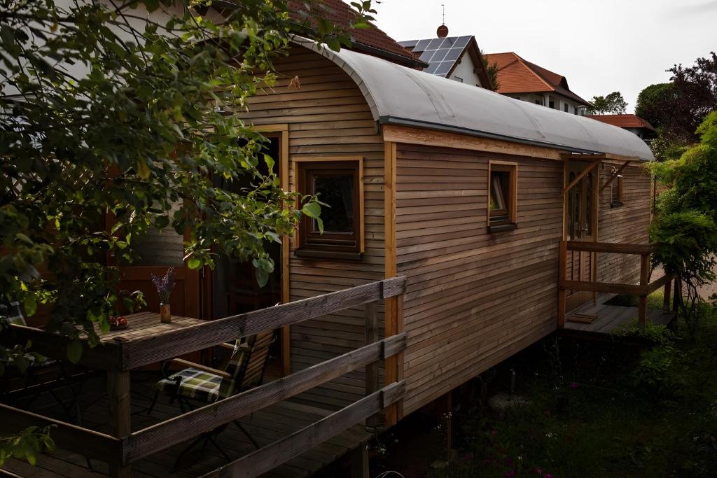 a wooden cabin with a metal roof at Pfälzer Zirkuswagen in Ranschbach