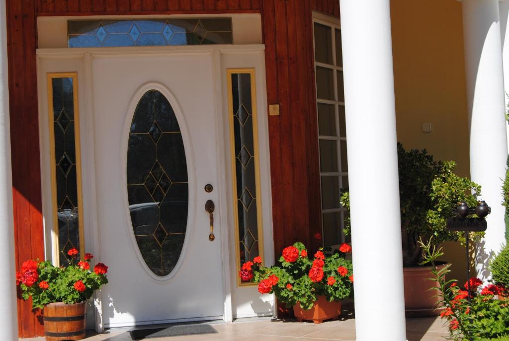 The facade or entrance of Villa Hedi