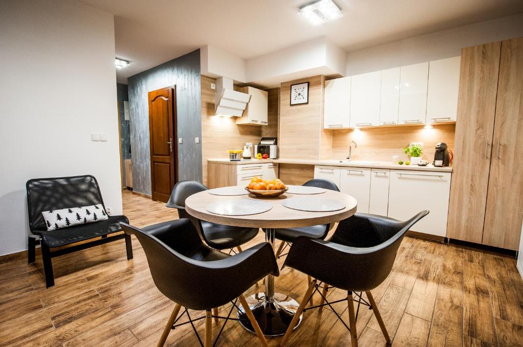Kuchyňa alebo kuchynka v ubytovaní Apartamenty pod Orłem - Rezydencja do Skoczni