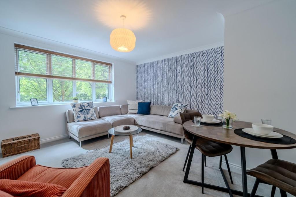 a living room with a couch and a table at Ascot Racecourse Apartment in Ascot