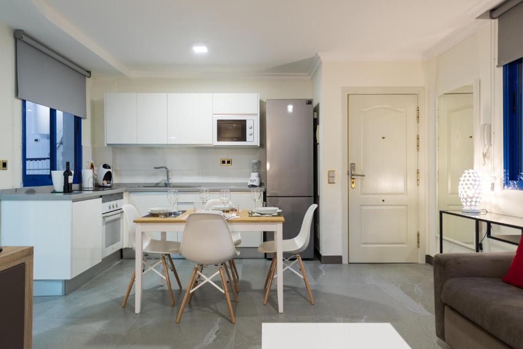 A kitchen or kitchenette at Suites Garden Apartamento 15