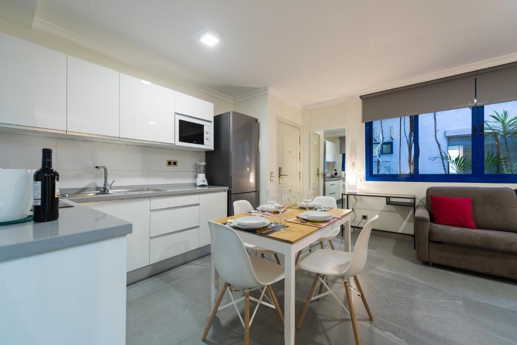 A kitchen or kitchenette at Suites Garden Apartamento 15