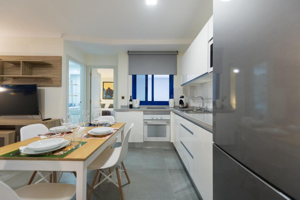 A kitchen or kitchenette at Suites Garden Apartamento 15
