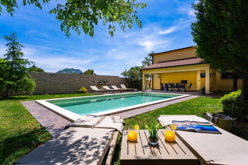 Private Villa My Way with Heated Pool Near Omiš