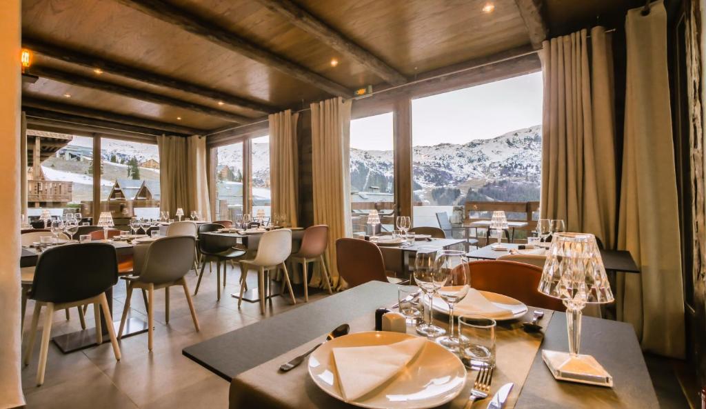 Nespecifikovaný výhled na hory nebo výhled na hory při pohledu z hotelu