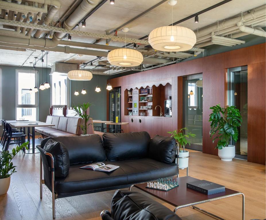 a living room with a couch and a table at STAYERY Fürth City Center - alle Zimmer mit Klimaanlage in Fürth