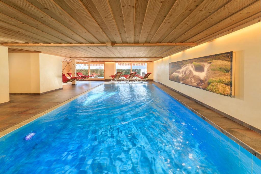 Bazén v ubytování Hotel Natur-Landhaus Krone nebo v jeho okolí