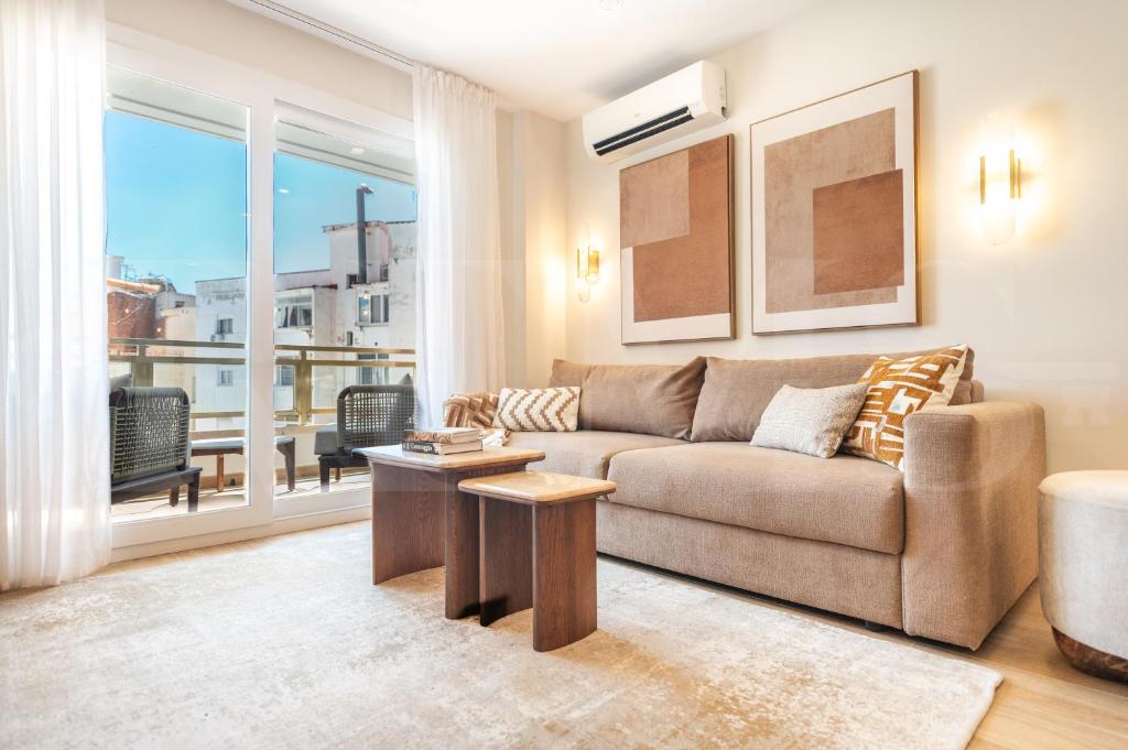 Modern and bright 3 BR apartment with balcony REMS