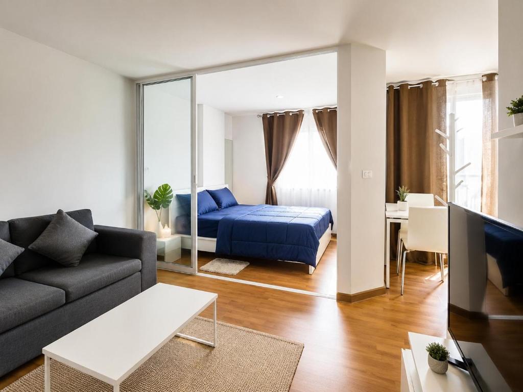 a living room with a couch and a tv at Condo Tulip Square at Aomnoi in Ban Khlong Om Noi