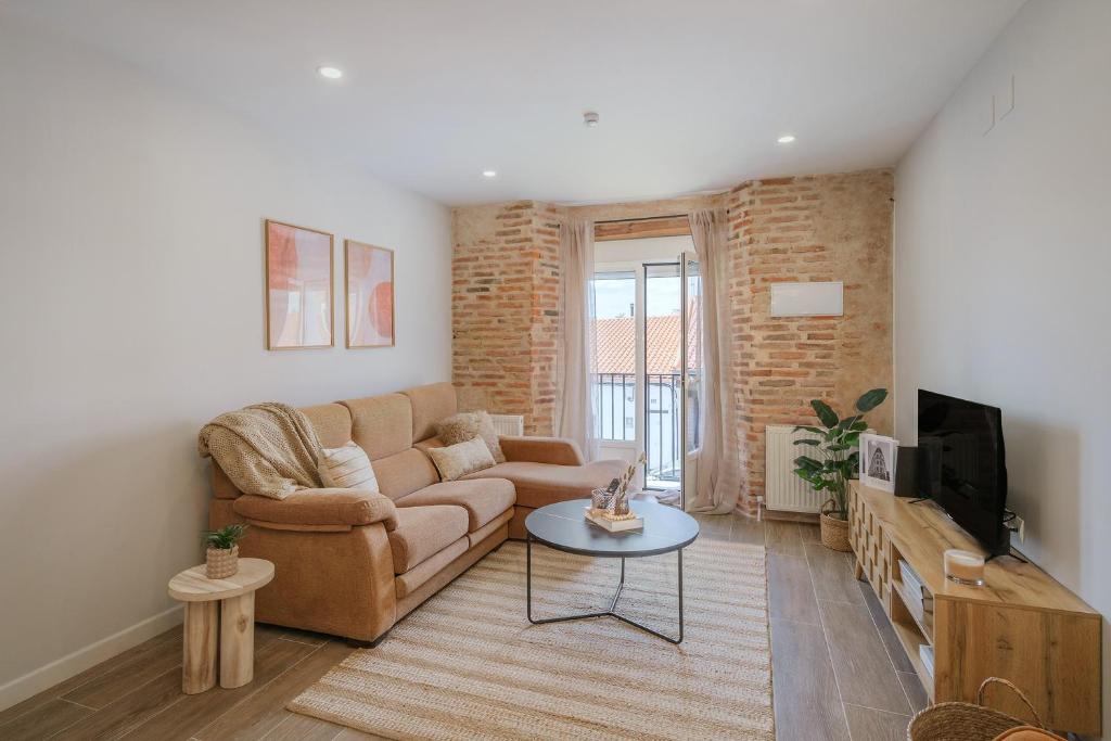 a living room with a couch and a tv at Casa Da Rita in Matapozuelos
