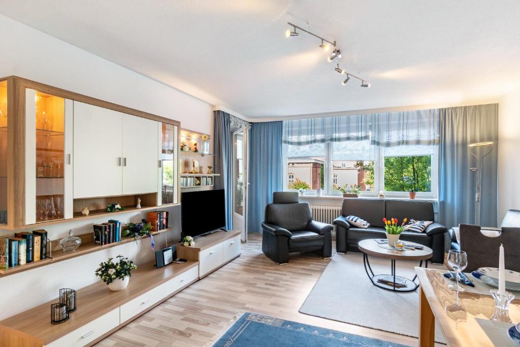 a living room with a couch and a tv at Südstadtquartier 108 in Wilhelmshaven