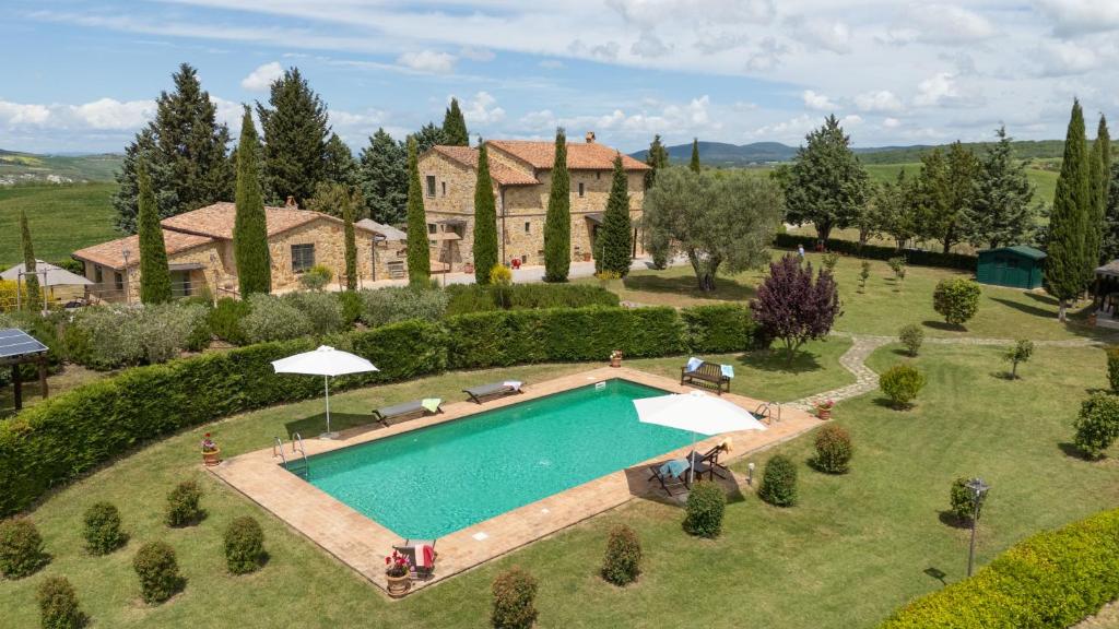 an aerial view of a house with a swimming pool at Villa Campriano by VacaVilla in Pienza