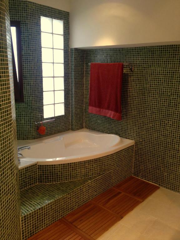 baño con bañera y toalla roja en Los Bancales, en Frigiliana