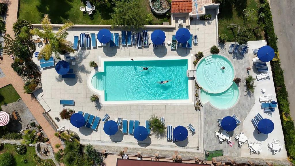 an overhead view of a pool with chairs and umbrellas at agriturismo heaven in Capo Vaticano