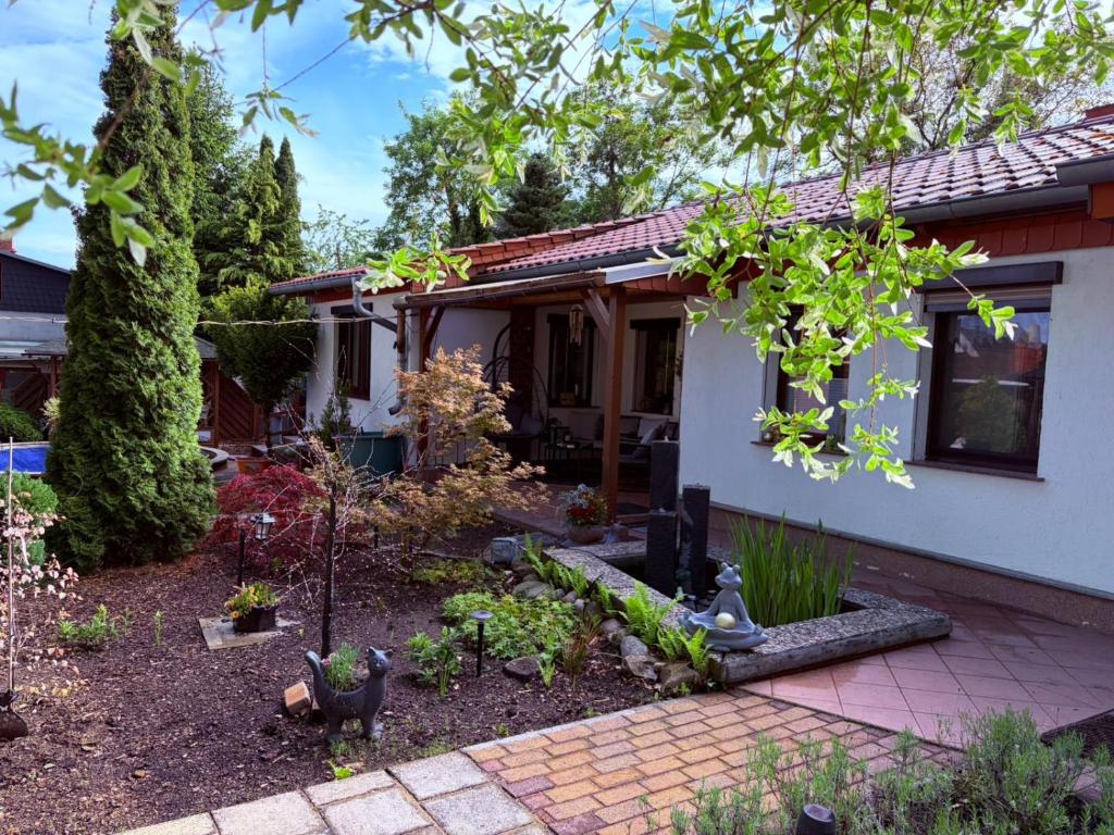 a garden in front of a house at Ferienhaus an den Eichen in Aschersleben