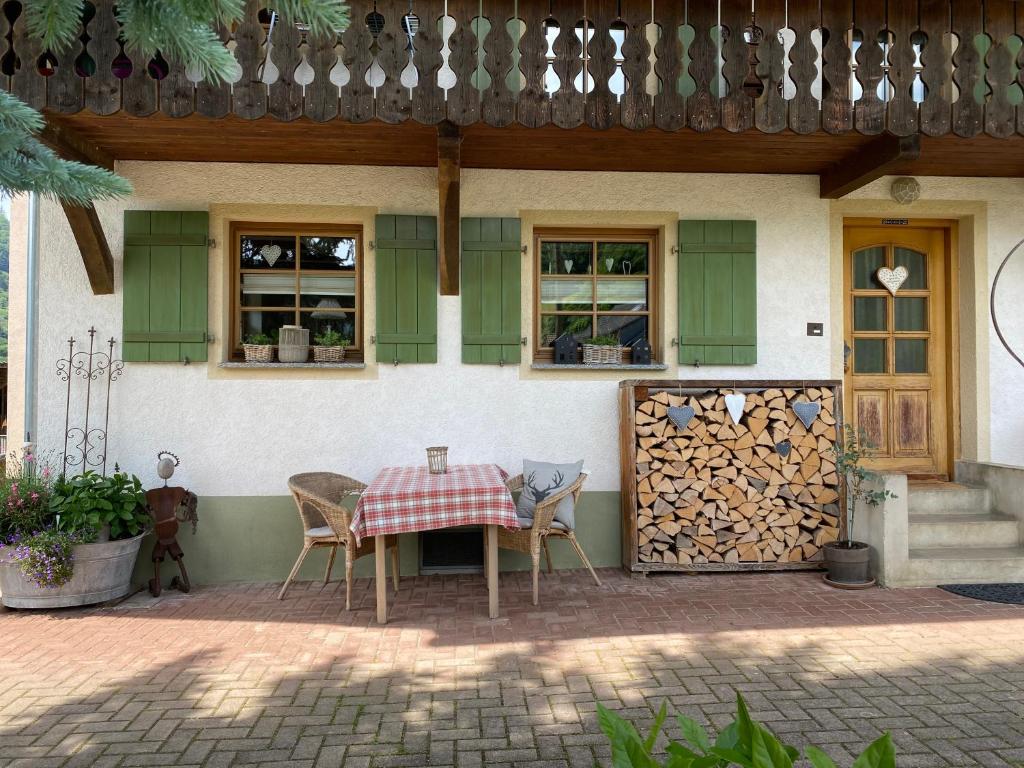 a table and chairs in front of a house at Haus Dekostüble in Münstertal