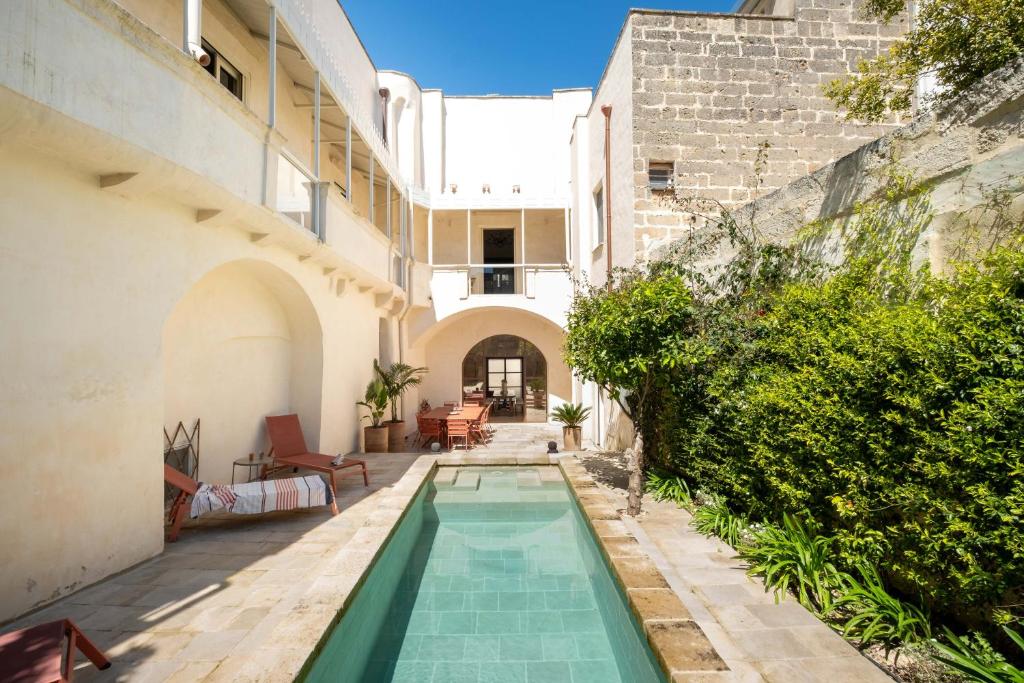 a swimming pool in the courtyard of a building at Palazzo Saetta in Nardò
