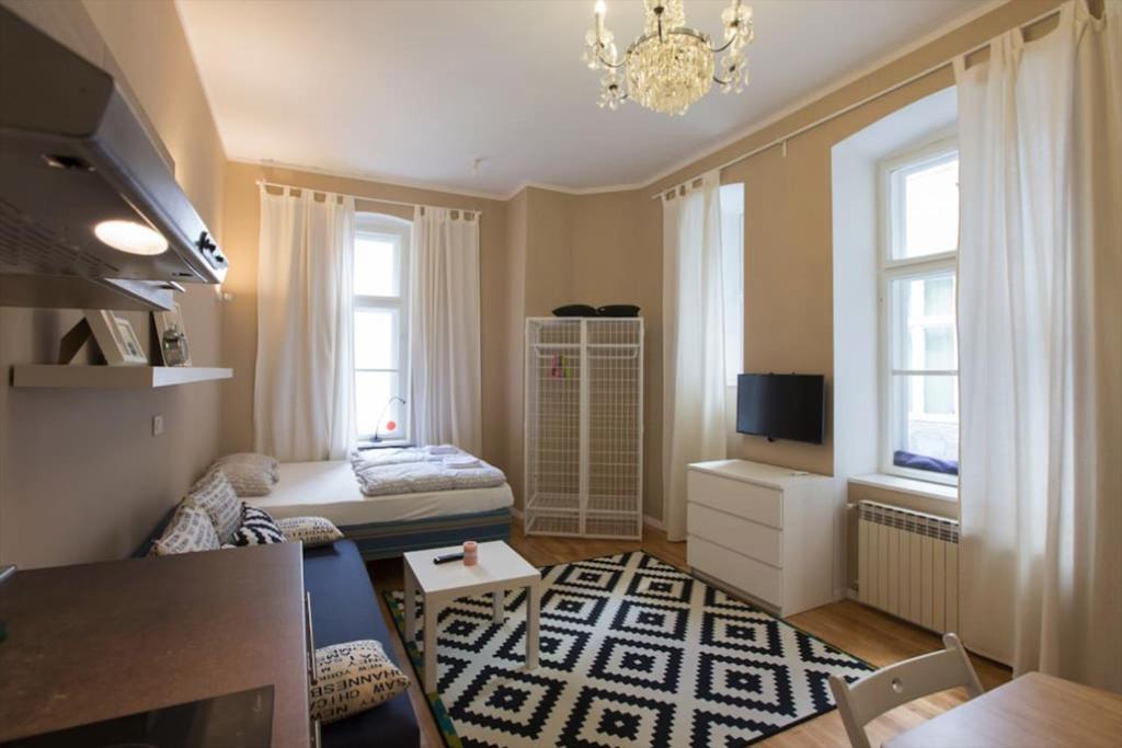 uma pequena sala de estar com um sofá e uma mesa em Apartments Downtown em Zagreb