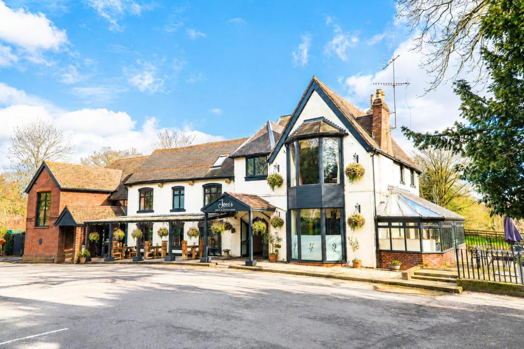 an image of a large white house at The Jacobean Hotel in Coventry