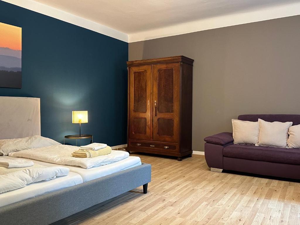 a room with two beds and a purple couch at Ferienwohnung in Reichenau an der Rax in Reichenau
