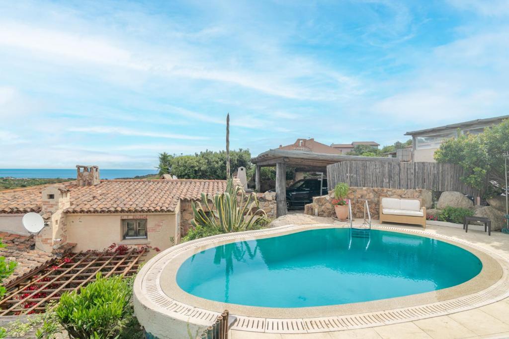 a swimming pool in the backyard of a house at Villa Roccia d'oro piscina privata in Porto San Paolo