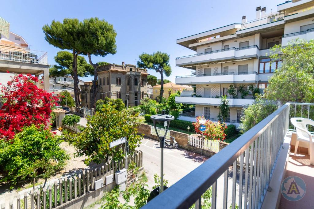 a balcony of a building with flowers and trees at 62 - Accogliente a due passi dal mare in Silvi Paese