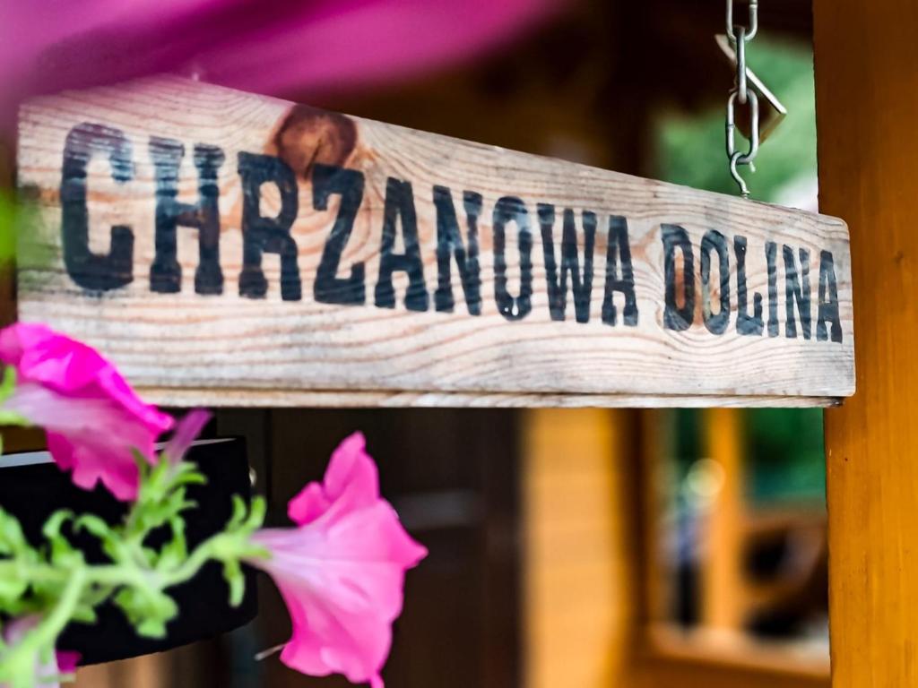 a wooden sign that reads charmaamboota online with pink flowers at Chrzanowa Dolina in Maruny