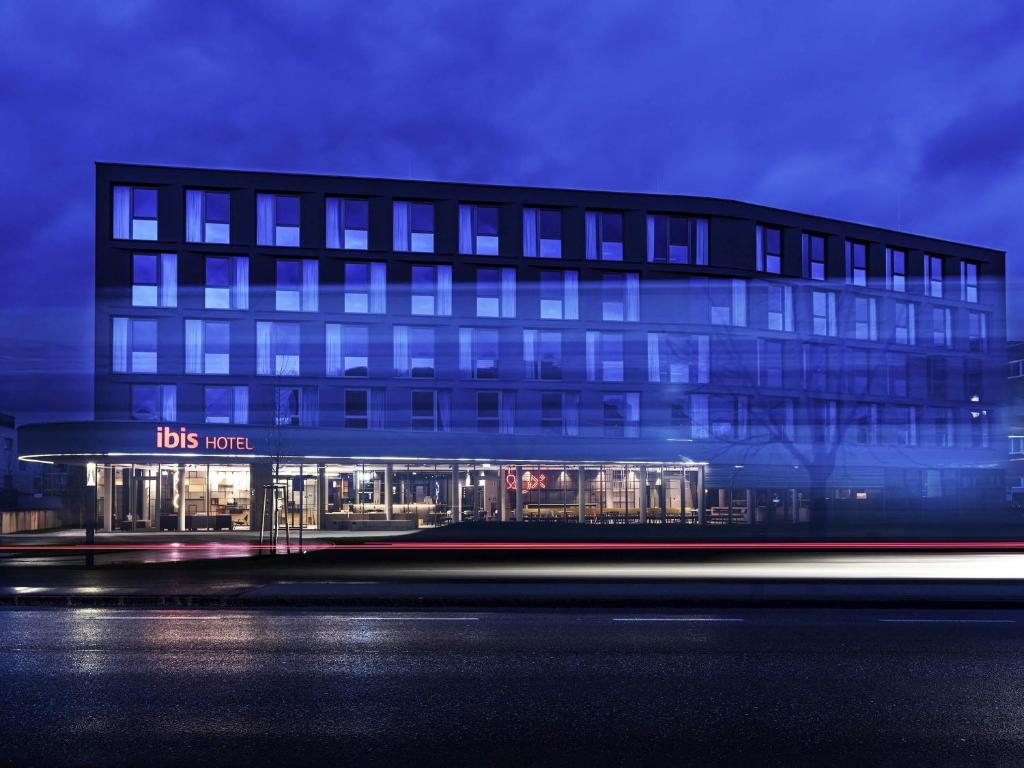 a building that is lit up at night at ibis Wels in Wels