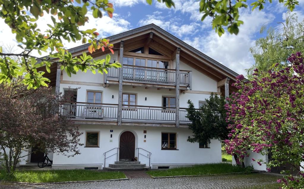 an exterior view of a white house with a balcony at Alpen Apartment "Ruhe & Erholung" in Oberammergau