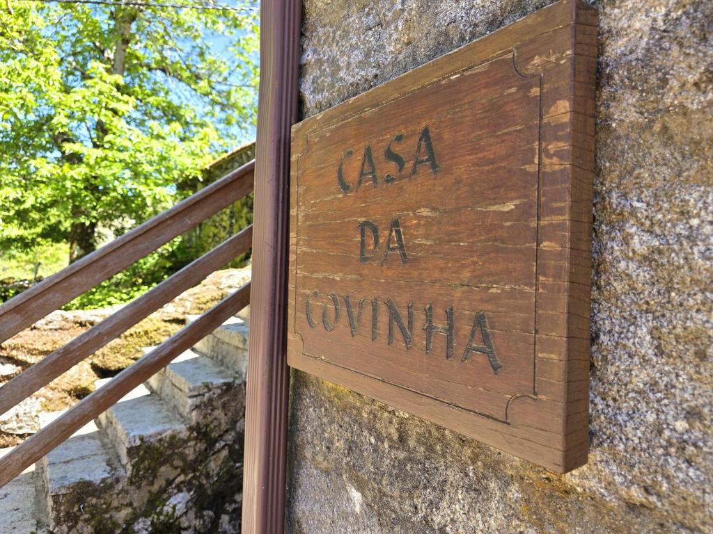 a sign on the side of a stone wall at Casa da Covinha - Branda da Aveleira in Melgaço