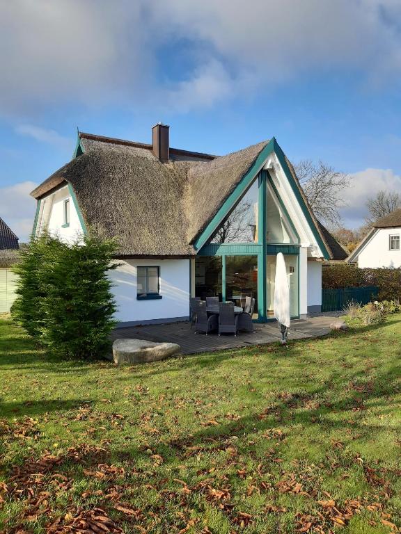 a white house with a thatched roof at Ferienhaus Sonnenpier in Putbus