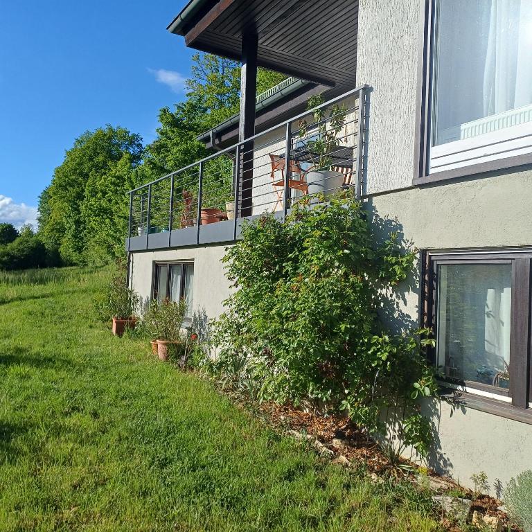 a balcony on the side of a house at Ferienwohnung Am Hummerstein in Ebermannstadt