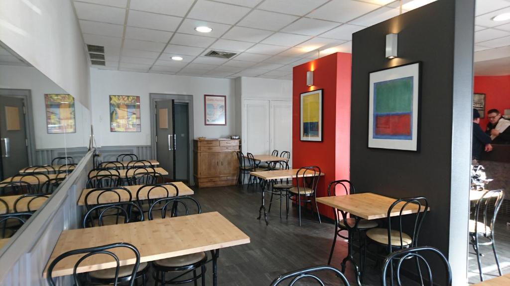 ObjatにあるHôtel de Franceの赤い壁のレストラン