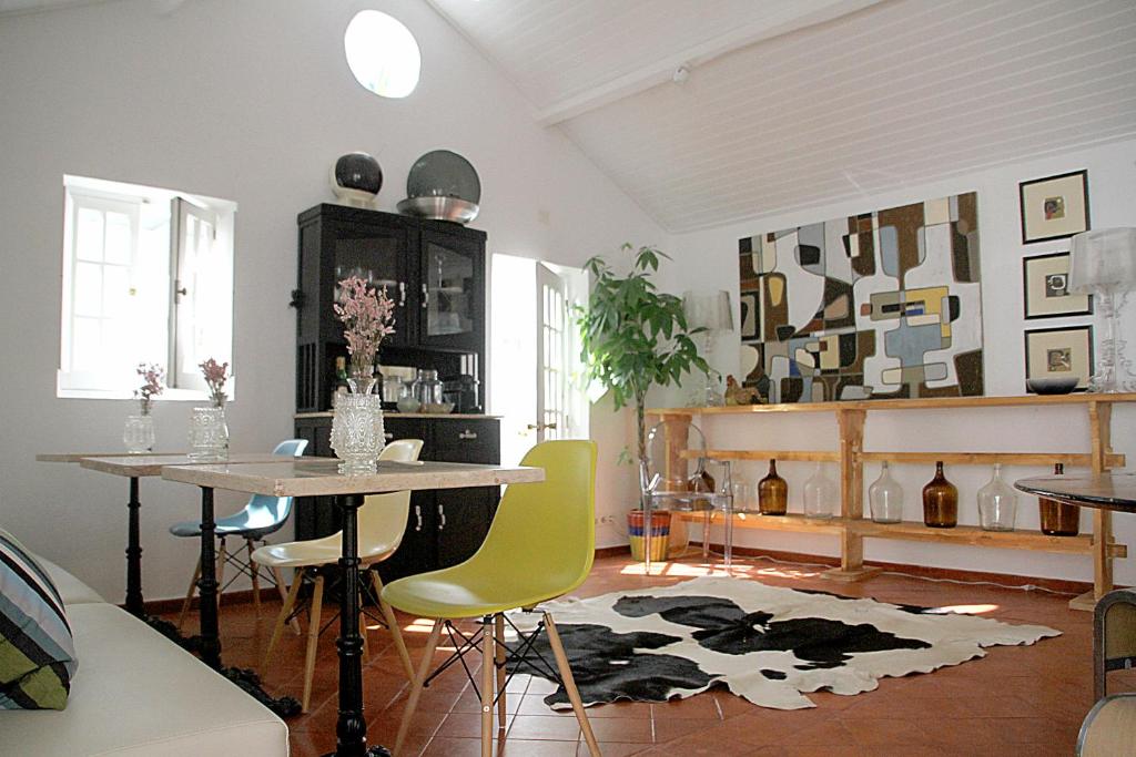 a dining room with a table and chairs at Senhora do Cabo Meco Homy Holidays in Sesimbra
