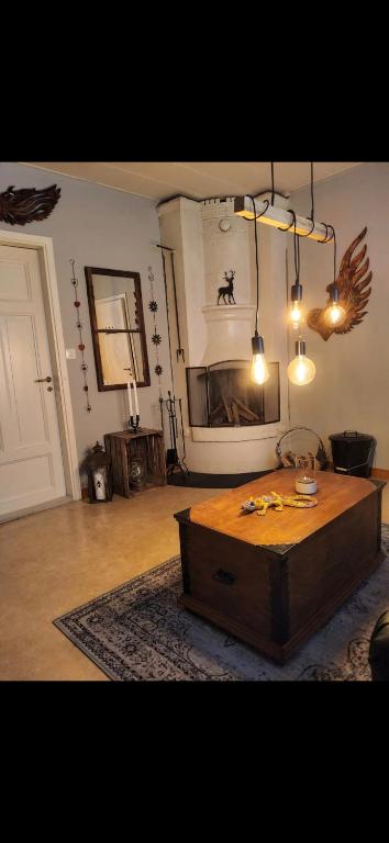 a living room with a coffee table and a chandelier at Monis und Marcos B&B in Koppom
