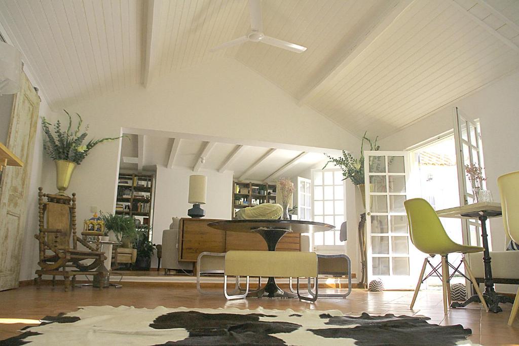 a living room with a table and chairs at Senhora do Cabo Meco Homy Holidays in Sesimbra