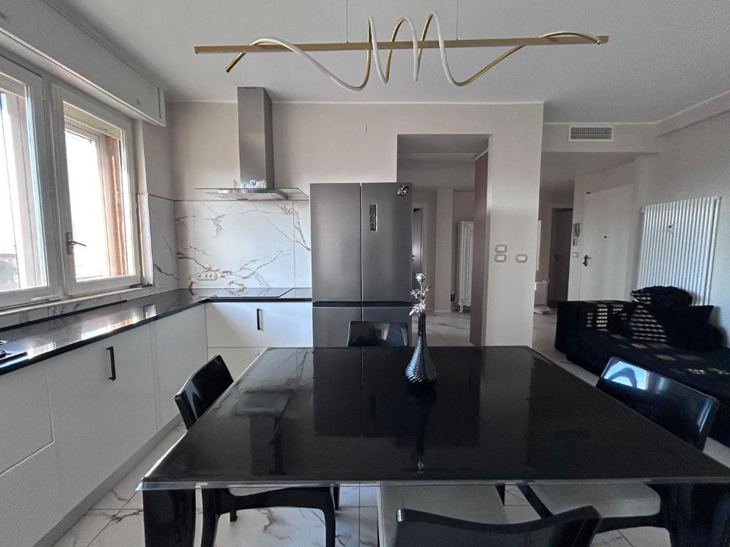 a kitchen with a table and chairs in a room at Camera da letto in Angolo di Pace in Grugliasco