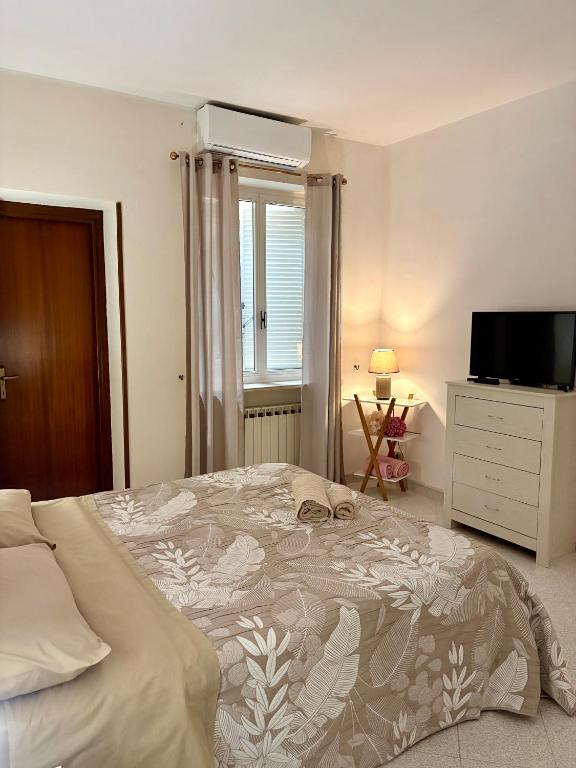 a bedroom with a bed with a cat laying on it at Demetra Apartment Sperlonga in Sperlonga