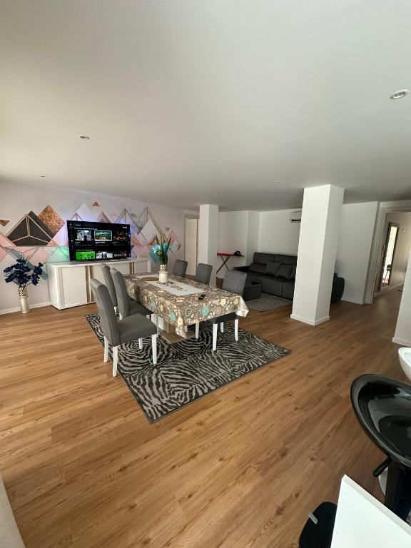 a living room with a table and a couch at Apartamento AC T2 Pombal in Pombal