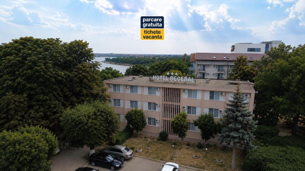 an overhead view of a building with cars parked in a parking lot at Hotel Decebal Eforie Nord in Eforie Nord