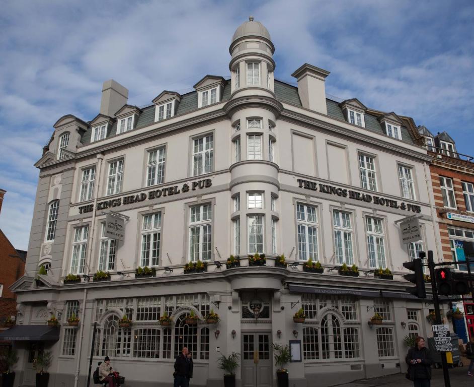 un gran edificio blanco en la esquina de una calle en The Kings Head Hotel, en Londres