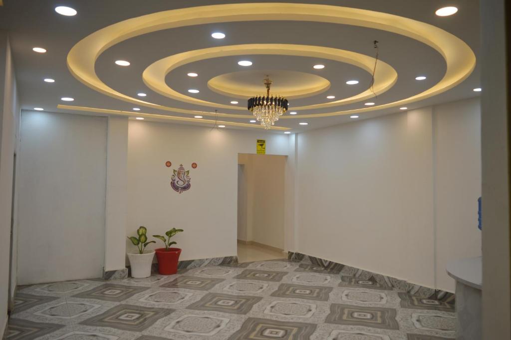 an office lobby with a ceiling with a chandelier at Hotel Vijanta Banquet in Sasarām