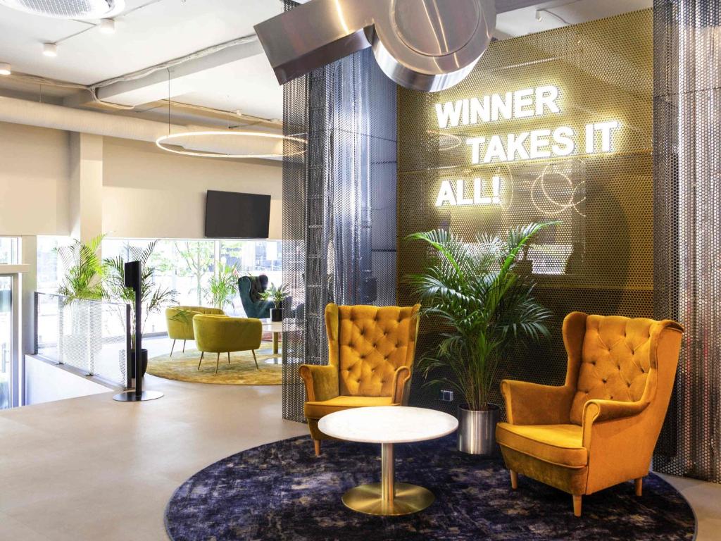 ein Wartezimmer mit zwei Stühlen und einem Tisch in der Unterkunft IBIS Styles Kaunas Centre in Kaunas