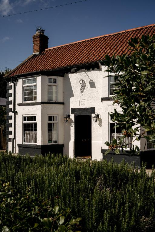 a white house with a red roof at The General Tarleton in Knaresborough