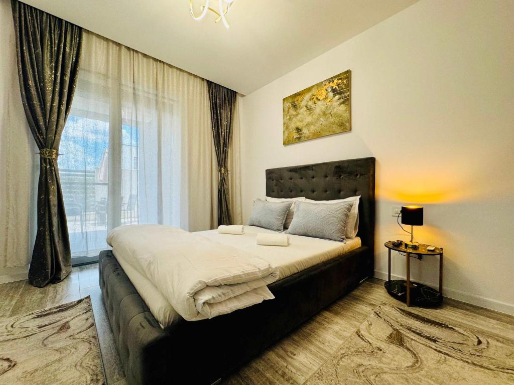 a bedroom with a large bed and a window at Joy City Stay Lavandei 2 in Timişoara