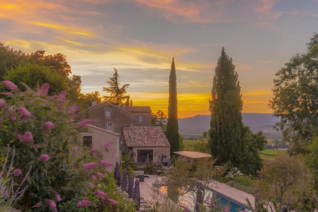 an aerial view of a house with a garden at La Bastide du Tinal in Ménerbes