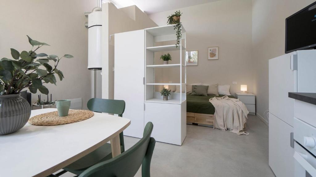 a room with a dining table and a bedroom at Casa del Falegname - Loft Rovere con cucina in San Giovanni in Bosco