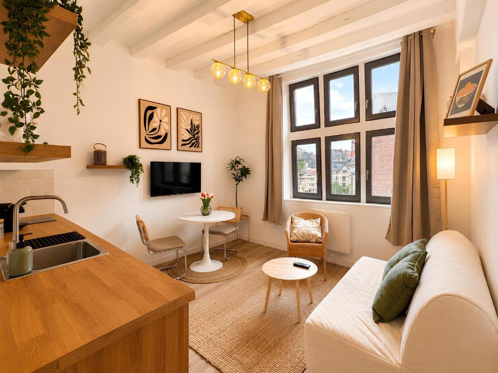 a living room with a couch and a table at Saint Maclou Plein Centre Rouen Malpalu - Linge & Ménage Inclus in Rouen